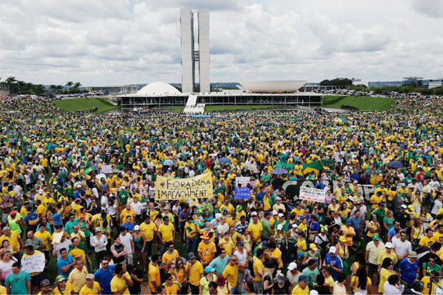 Những người biểu tình tập trung trước tòa nhà Quốc hội Brazil tại thủ đô Brasilia.            Ảnh: AP