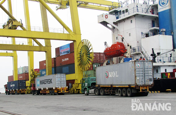 Xếp dỡ hàng container tại Cảng Tiên Sa.