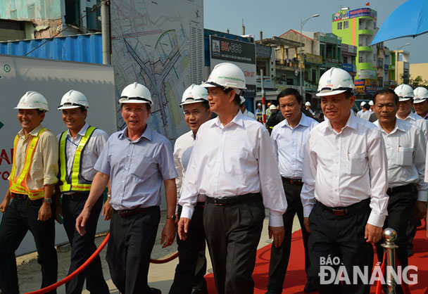 Thủ tướng Nguyễn Tấn Dũng trực tiếp xuống công trình thị sát thực tế thi công