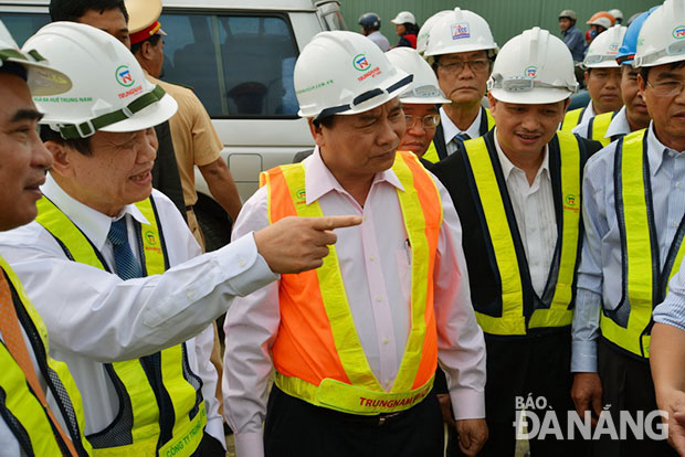 Phó Thủ tướng Nguyễn Xuân Phúc nghe thuyết minh về tiến độ thi công cầu vượt ngã ba Huế