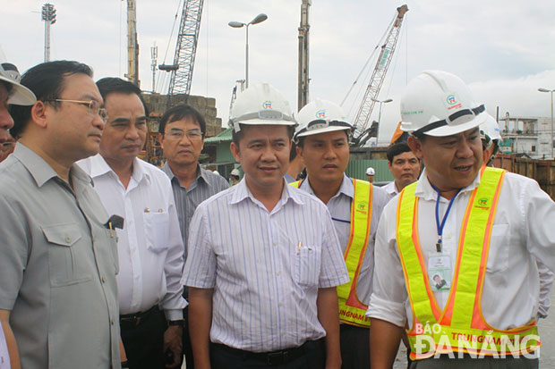 Nhiều đồng chí lãnh đạo cấp cao của Đảng, Chính phủ, bộ ngành Trung ương và thành phố Đà Nẵng liên tục đến thăm, kiểm tra và động viên người lao động hoàn thành nhiệm vụ thi công.