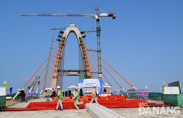 Hình ảnh hợp long tháp cầu vượt tầng 2 trước khi công trình hoàn thiện (12-2-2015)
