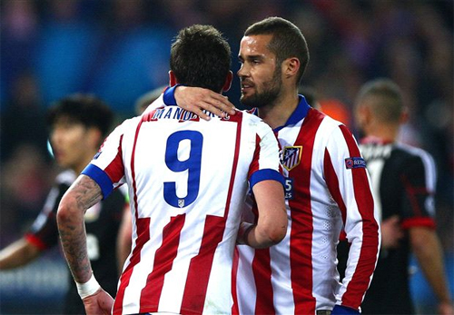 Mario Suarez (áo sọc bên phải) trở thành người hùng của Atletico nhờ một bàn thắng và một quả luân lưu thành công. Ảnh: Reuters