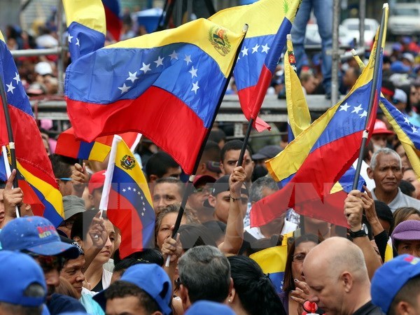 Người dân Venezuela tuần hành phản đối các lệnh trừng phạt của Mỹ tại thủ đô Caracas. (Nguồn: THX/TTXVN)