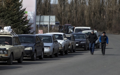 Hai người dân tại khu vực Donetsk (Ảnh AP)