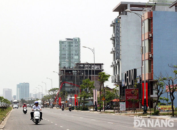 Dọc tuyến đường Hoàng Sa, Võ Nguyên Giáp mọc thêm nhiều nhà hàng, khách sạn, căn hộ cao cấp, thúc đẩy thương mại - dịch vụ phát triển.