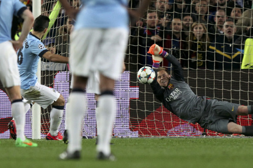 Thủ môn Der Stegen cản phá thành công cú sút 11m của Sergio Aguero - Ảnh: Reuters