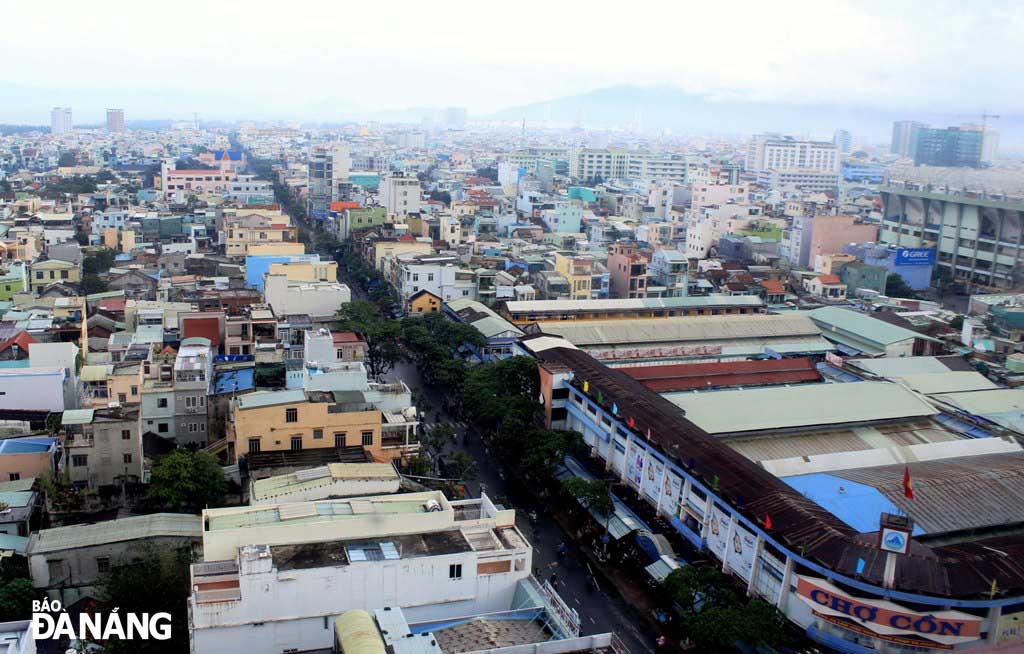 Đường Ông Ích Khiêm được biết đến như một phố thương mại sầm uất, và là nơi tọa lạc của chợ Cồn - một trong những chợ truyền thống nổi tiếng của Đà Nẵng.