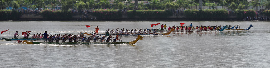 Đua thuyền trên sông Hàn