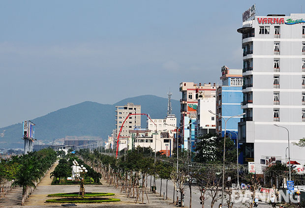 Đường Trần Hưng Đạo chạy dọc bờ sông Hàn đổi thay ngoạn mục với nhiều nhà cao tầng, nhà hàng, khách sạn