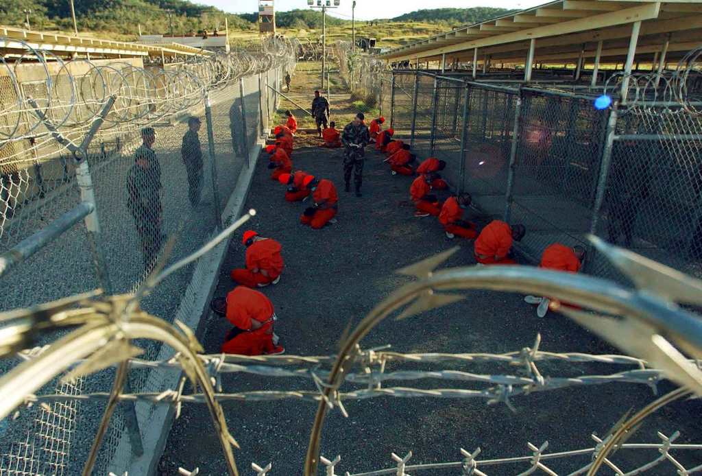 Tù nhân bị giam giữ trong nhà tù Guantanamo