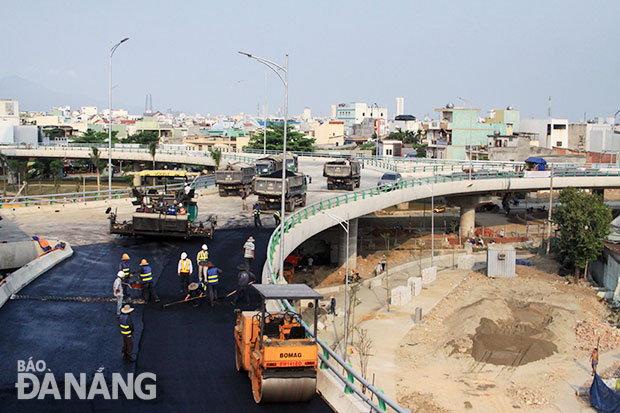 Công trường nút giao thông ngã ba Huế hối hả trong những ngày về đích. 											            Ảnh: TRIỆU TÙNG