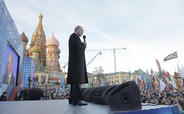 Tổng thống Vladimir Putin phát biểu trong cuộc tuần hành và chương trình hòa nhạc ở trung tâm Mátxcơva nhân kỷ niệm 1 năm ngày Crimea được sáp nhập vào Nga.  			Ảnh: AFP