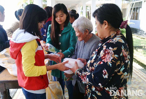 Thành viên CLB CTXH Teen Đà Nẵng chia sẻ cơm chay cho người nhà và bệnh nhân tại Bệnh viện Đà Nẵng.