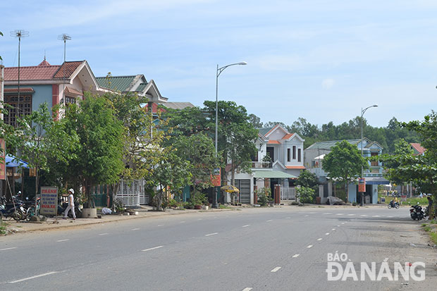 Nhờ “khéo” trong công tác dân vận, bộ mặt nông thôn mới Hòa Vang ngày càng khởi sắc. Trong ảnh: Đường về xã Hòa Ninh, huyện Hòa Vang hôm nay.