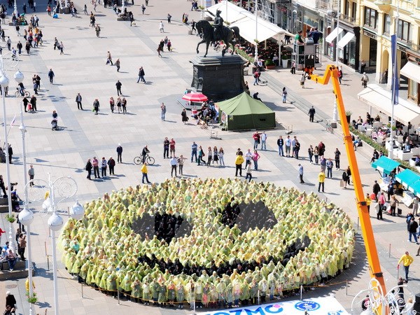 768 người đã cùng tham gia xếp hình khuôn mặt người mỉm cười trên quảng trường của thành phố Zagreb (Croatia). (Nguồn: THX/TTXVN)
