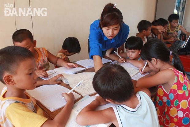 Dạy học cho trẻ em nghèo ở vùng xa là một hoạt động tình nguyện sôi nổi của sinh viên ĐH Đà Nẵng.