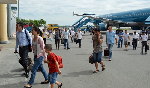 Passengers leave an aircraft at Vinh Airport in Nghe An Province