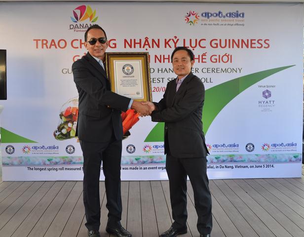 Đại diện Trung tâm Xúc tiến Du lịch Đà Nẵng đón nhận Chứng nhận Kỷ lục Guinness được trao từ phía  tổ chức Apot.Asia.