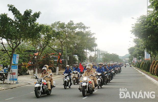 Đoàn viên, thanh niên tham gia diễu hành tuyên truyền về an toàn giao thông.