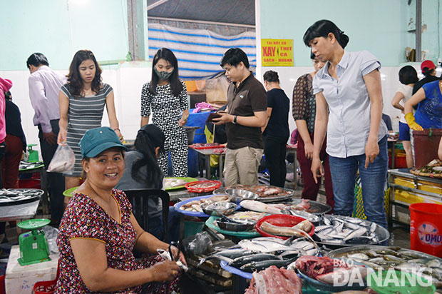 Luôn hòa nhã, nói lời cảm ơn và nở nụ cười thật tươi là cách mà các tiểu thương bán hải sản chợ Đống Đa “định nghĩa” lại cụm từ “bà-bán-cá”.