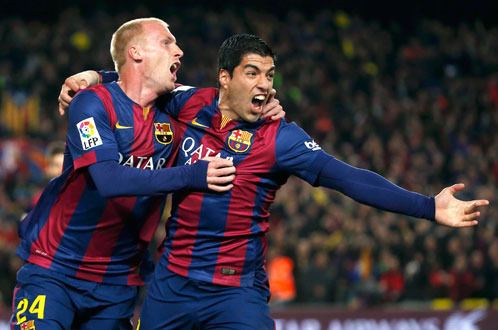 Mathieu (trái) và Suarez, hai cầu thủ đã ghi bàn giúp Barcelona thắng Real Madrid 2-1 - Ảnh: Reuters