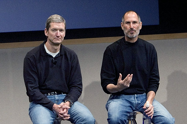 Tim Cook (trái) và Steve JobsẢnh: Washington Post