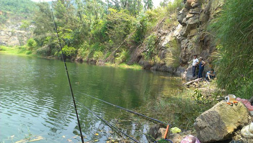 Hồ Xanh có nhiều cá nên dân đi câu rất thích buông cần ở đây. Ảnh internet.