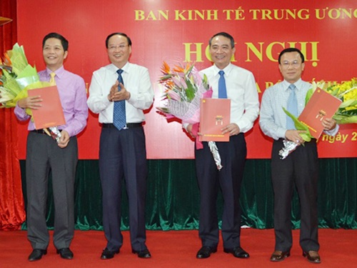 Ông Tô Huy Rứa trao Quyết định bổ nhiệm Phó Trưởng Ban Kinh tế Trung ương cho các ông Trương Quang Nghĩa (thứ hai từ phải sang), Trần Văn Hiếu (ngoài cùng bên phải) và Trần Tuấn Anh (ngoài cùng bên trái)