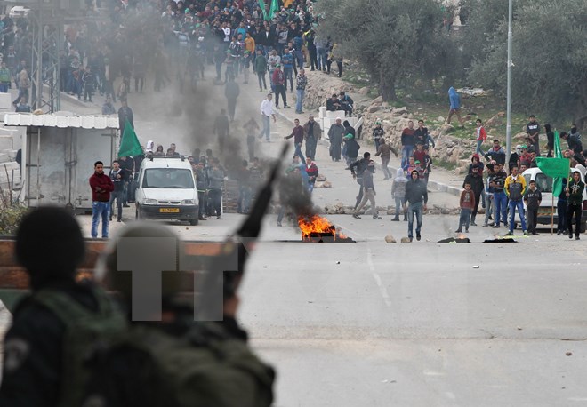 Đụng độ giữa người biểu tình Palestine và quân đội Israel.