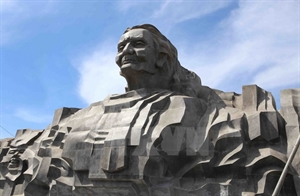 The centerpiece is an 18-metre high monument that depicts the faces of several heroic mothers, with Nguyen Thi Thu at the centre