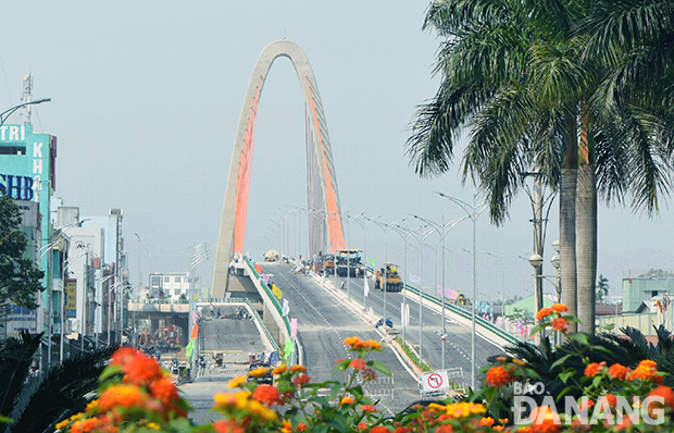 Cầu vượt ngã ba Huế nhìn từ đại lộ Điện Biên Phủ. Ảnh: Triệu Tùng