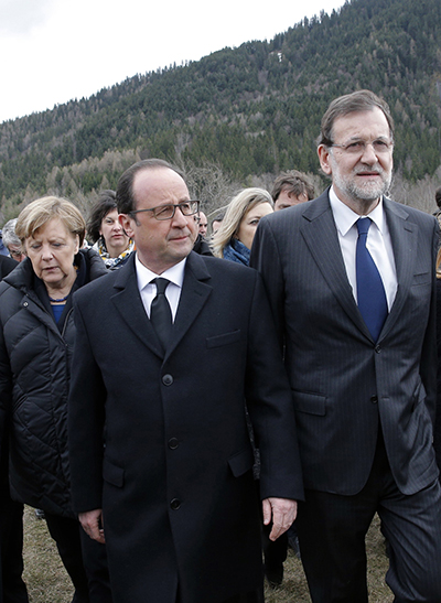 Tổng thống Pháp Francois Hollande (giữa), Thủ tướng Tây Ban Nha Mariano Rajoy (phải) và Thủ tướng Đức Angela Merkel đến hiện trường xảy ra tai nạn ngày 25-3. 		    Ảnh: Reuters