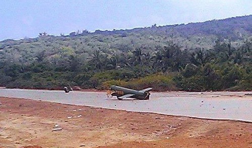 The tail of the helicopter falls on a military airport on Phu Quy Island.