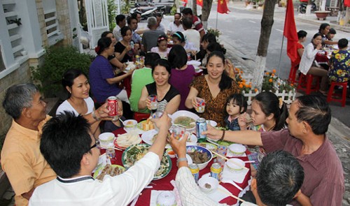 Residents in Son Tra District in Da Nang are pictured celebrating their city's 40th liberation anniversary with cash grants from the local government.