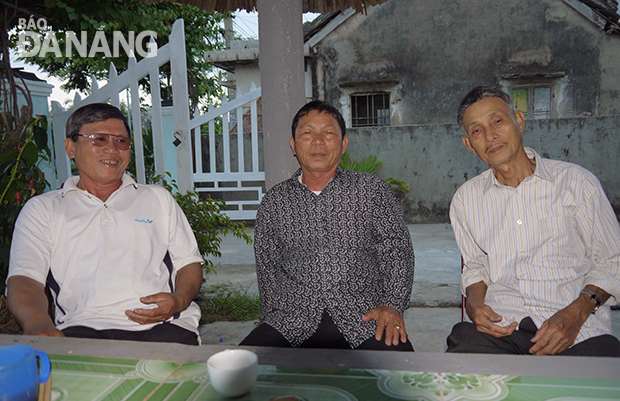 Các ông Hồ Công Nghĩa, Nguyễn Thanh Giã, Lê Hồng Sinh (từ trái qua) kể chuyện xóm tản cư.