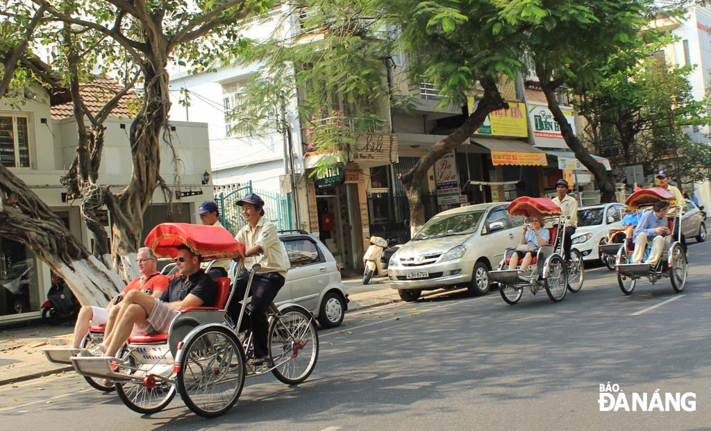 Tất cả các dịch vụ phục vụ pháo hoa đều phải đăng ký giá về Sở Văn hóa - Thể thao và Du lịch. TRONG ẢNH: Khách nước ngoài tham qua thành phố bằng dịch vụ xích lô.  