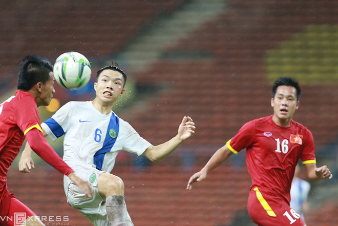 Tỷ số sau đó lần lượt được nới rộng thành 4-0 rồi 5-0 với các pha chớp thời cơ của Thanh Bình (số 16) vào các phút 21 và 43 trước hàng thủ Macau non trẻ, để lộ rất nhiều khoảng trống.