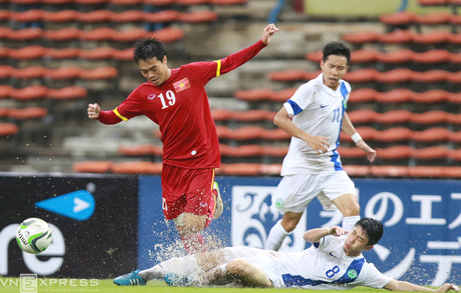 Dẫn với cách biệt lớn từ hiệp đầu, Olympic Việt Nam đá có phần lỏng chân hơn sau giờ giải lao. Olympic Macau, có lẽ vì nóng mặt, chơi quyết liệt hơn nhiều trong hiệp hai, họ tích cực áp sát và không ngần ngại đá rắn để cản bước các tuyển thủ áo đỏ.