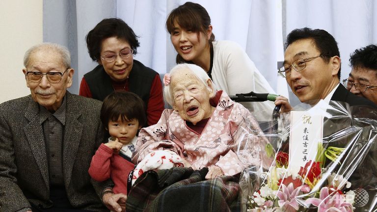Cụ bà Misao Okawa, 117 tuổi, cùng con cháu, ảnh chụp hôm 4-3-2015. Ảnh: AFP