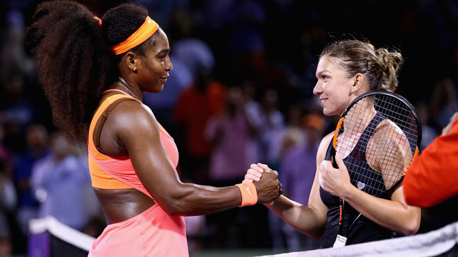 Williams (trái) tiến gần ngôi vô địch Miami Open sau khi đánh bại Halep.