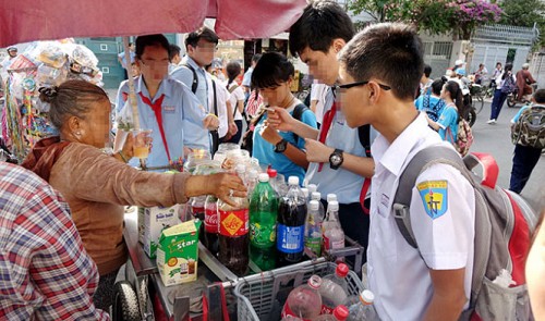 Students gather at a food stand in front of a school in Ho Chi Minh City. ( Photo:Tuoi Tre)