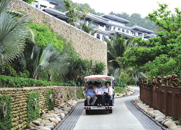 Trên những chuyến xe điện trong InterContinental Danang Sun Peninsula Resort , tài xế kiêm hướng dẫn viên sẽ giới thiệu cho du khách về nơi nghỉ dưỡng lý tưởng này.