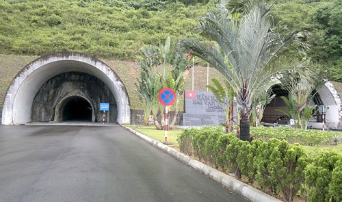 The emergency lane (left) of the Hai Van Tunnel