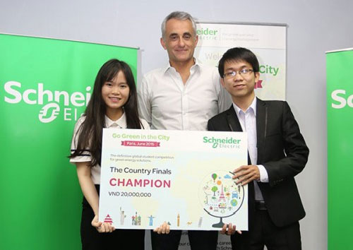 Hoài Nam và Hằng Nga nhận giải nhất cuộc thi “Go Green In the City” Việt Nam 2015 từ đại diện Công ty Schneider Electric. (Ảnh do nhân vật cung cấp)