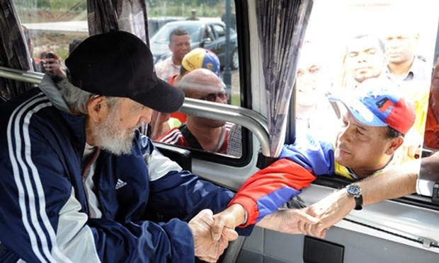 Lãnh tụ Cuba gặp phải đoàn thanh niên Venezuela (Ảnh: AFP/Getty Images)