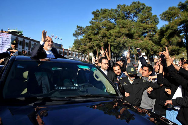 Ngoại trưởng Iran Mohammad Javad Zarif vẫy chào những người ủng hộ khi về đến sân bay Mehrabad ở Tehran. 		Ảnh: AP