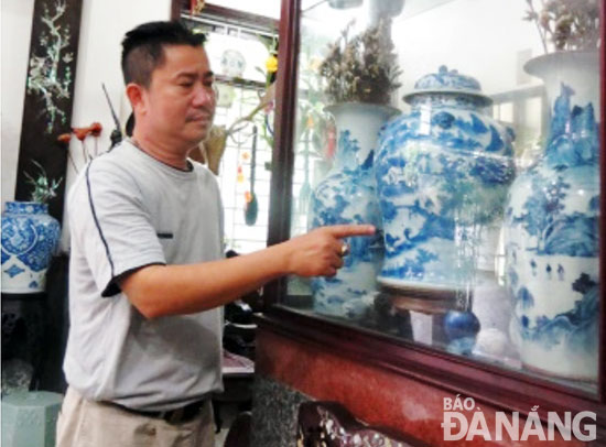 Ông Phạm Phú Khánh đặc biệt quý những món đồ gốm sứ ký kiểu triều Nguyễn. Ảnh: NGỌC DUNG
