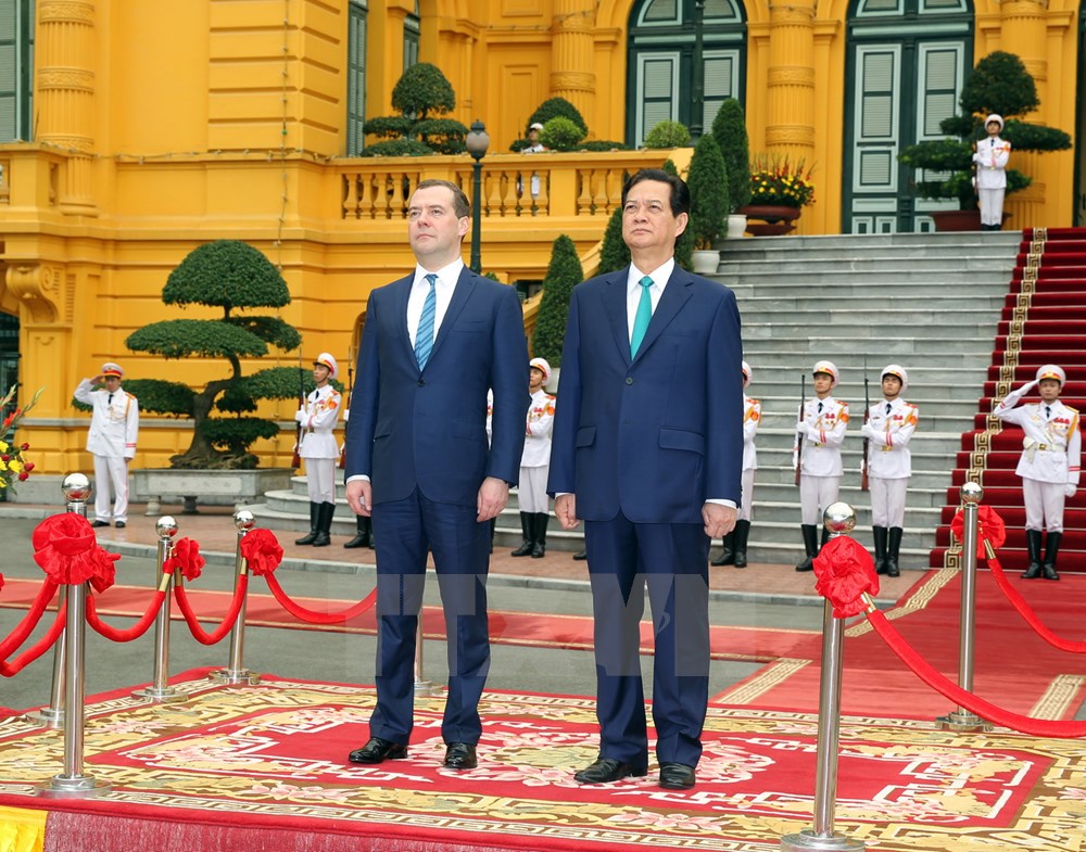 Thủ tướng Nguyễn Tấn Dũng và Thủ tướng Dmitry Medvedev trên bục danh dự tại Lễ đón. (Ảnh: Đức Tám/TTXVN)