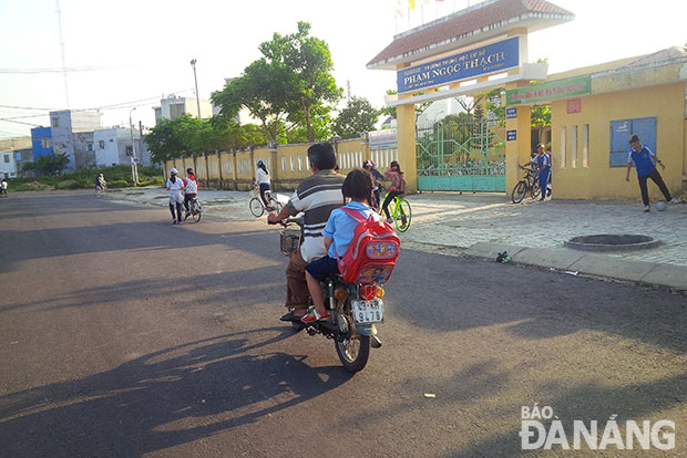 Nhiều người dân còn có thói quen không đội mũ bảo hiểm khi điều khiển xe máy.